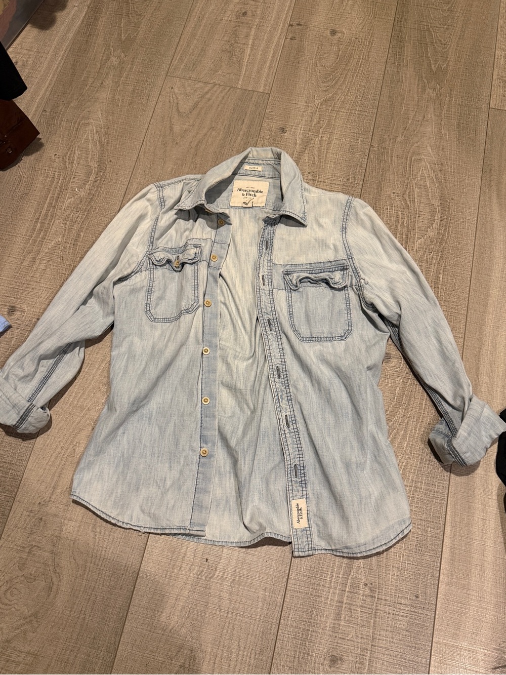 Abercrombie & Fitch Light Wash Denim Button-Down Shirt Large